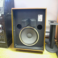 JBL L200